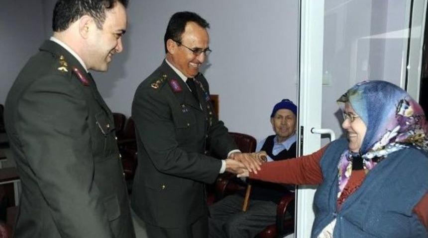 Bilecik'te Komutanlardan Huzurevi Ziyareti