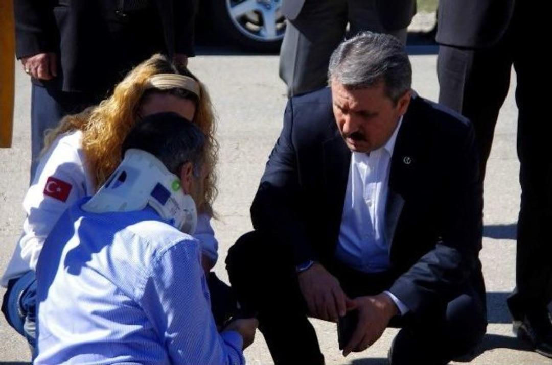 Bbp Genel Başkanı Destici, Kaza Ge&ccedil;iren Vatandaşlara Yardım Etti