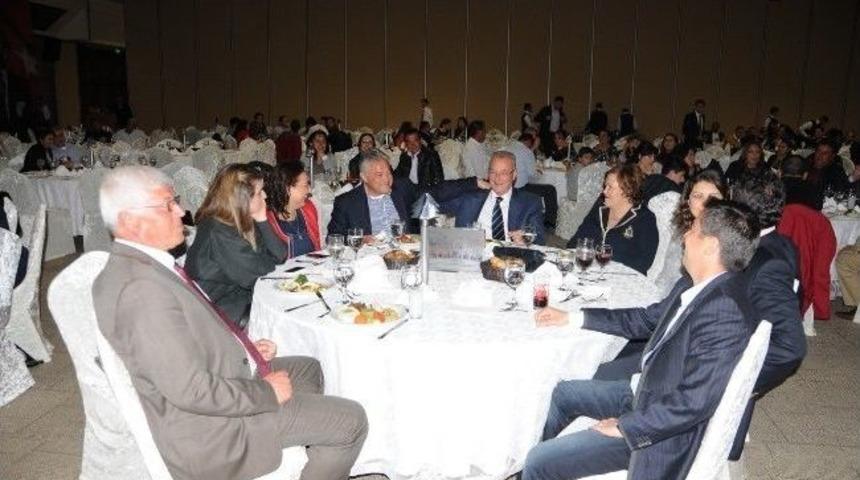 Armutalan Belediye Başkanı &Uuml;nl&uuml;&rsquo;den Veda Yemeği