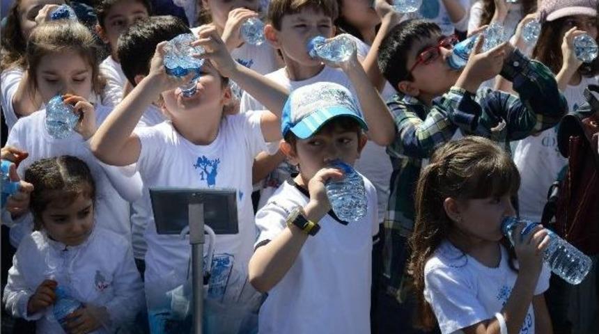 En &Ccedil;ok &Ccedil;ocukla Su İ&ccedil;me Rekoru Kırıldı