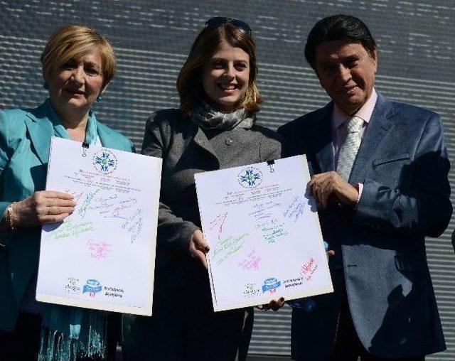 En &Ccedil;ok &Ccedil;ocukla Su İ&ccedil;me Rekoru Kırıldı 1