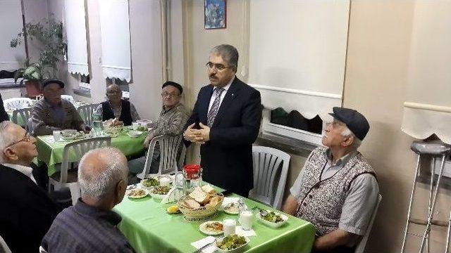 Vali &Ccedil;ınar dan Huzurevine Ziyaret 1