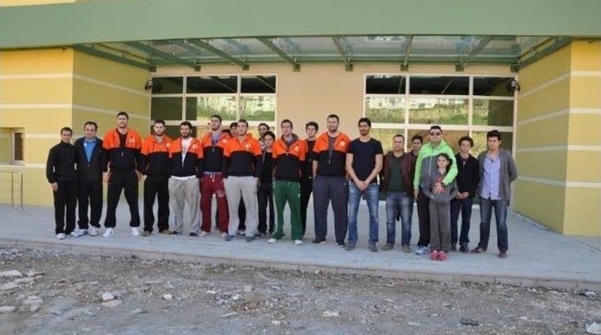 Bilecik Belediyesi Basketbol Takımı, Spor Salonunu Gezdi