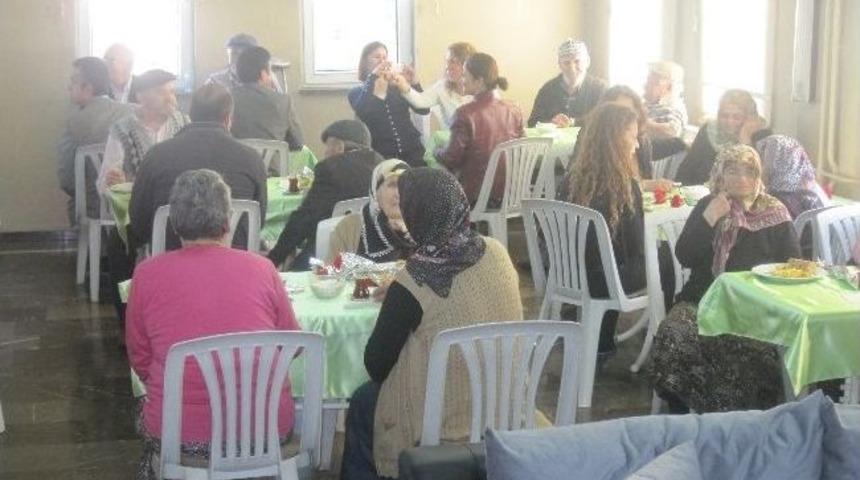 Sağlık&ccedil;ılardan Huzurevine Ziyaret