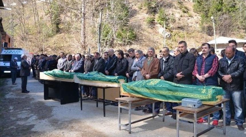 Cenaze Yolunda Hayatlarını Kaybedenlerin Cenazeleri Son Yolculuklarına Uğurlandı