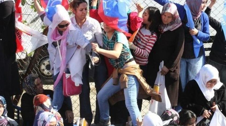 Başbakan'ın Mitinginde Kadınlar Kavga Etti