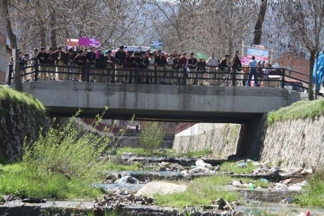 &Ouml;ğrenciler Yenice Deresini Temizledi