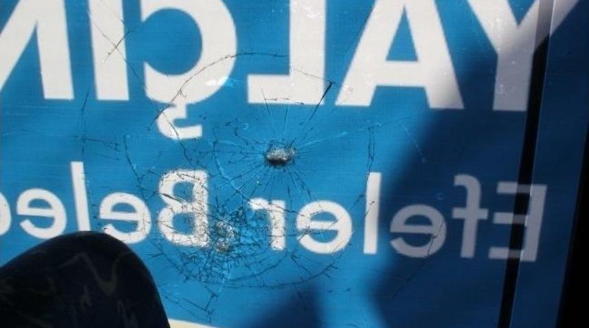 Ak Parti&rsquo;li Pekg&uuml;zel&rsquo;in Ara&ccedil;, Afiş Ve Bayraklarına Saldırı