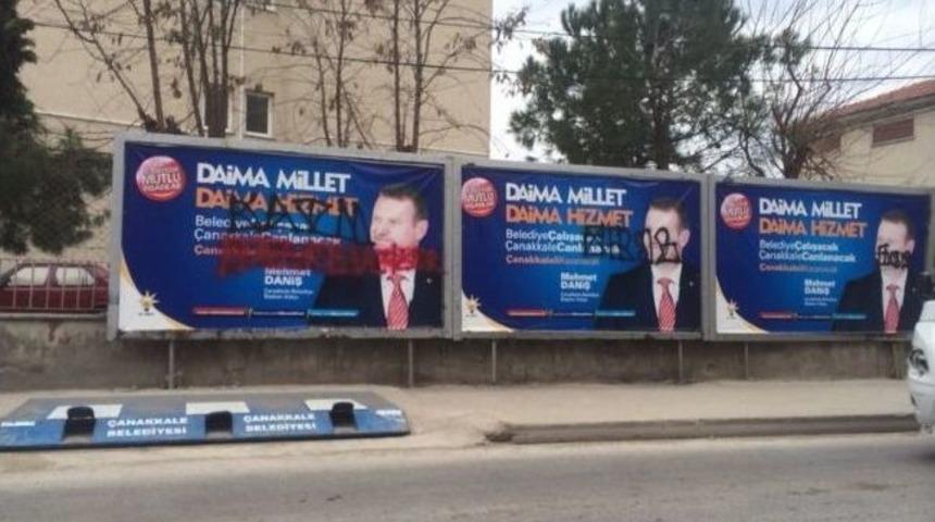 Ak Parti Se&ccedil;im Afişlerine &Ccedil;irkin Saldırı