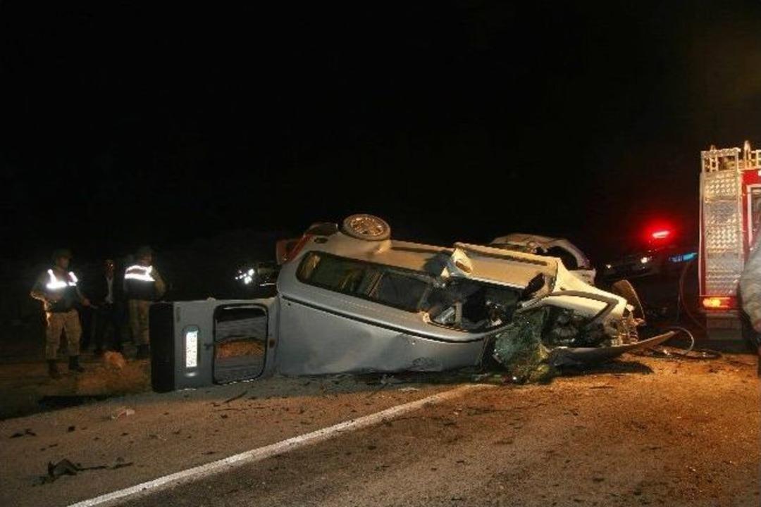 Kilis&rsquo;te İki Otomobil Kafa Kapa Kafaya &Ccedil;arpışı: 4 &Ouml;l&uuml;, 2 Yaralı