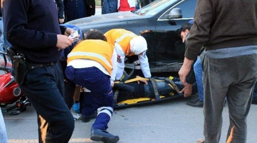 Konya&rsquo;da Motosiklet Yayaya &Ccedil;arptı: 2 Yaralı