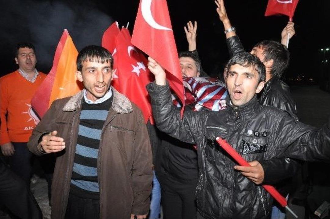 Başbakan'ı &Ouml;n Saflarda İzlemek İsteyen Vatandaşlar Akşam Saatlerinden İtibaren Miting Alanında Beklediler