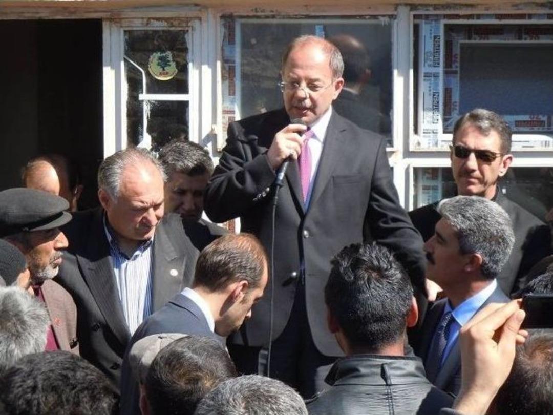 Prof. Dr. Akdağ Ve Yılmaz Kara&ccedil;oban&rsquo;da Se&ccedil;im &Ccedil;alışmalarını S&uuml;rd&uuml;rd&uuml;