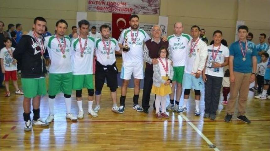 Dat&ccedil;a Voleybol Turnuvasında Şampiyon Emecikspor Oldu