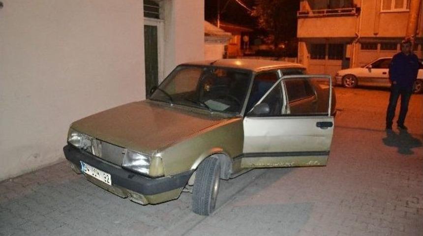 &Ccedil;aldıkları Otomobilin Yakıtı Bitince Yaya Ka&ccedil;tılar