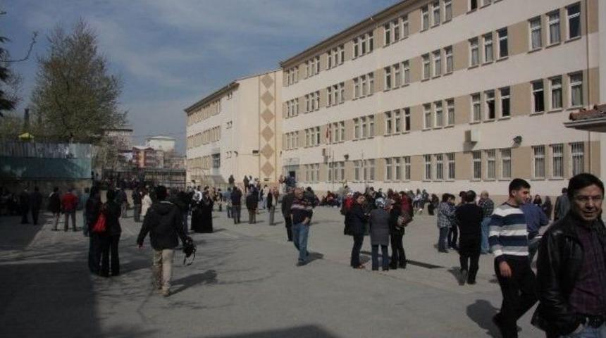 &Ouml;ğrenciler Sınavda, Aileler Dışarıda Ter D&ouml;kt&uuml;