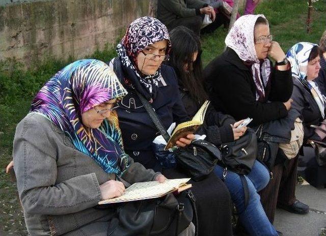 Öğrenciler Sınavda, Aileler Dışarıda Ter Döktü