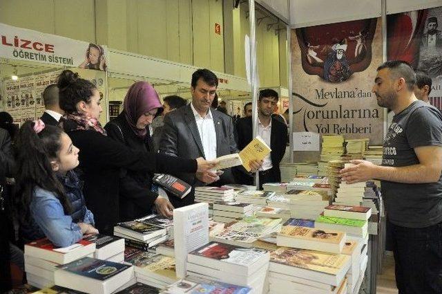 Dündar Seçim Çalışmalarına Kitap Molası Verdi