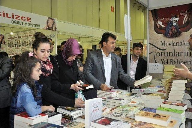 Dündar Seçim Çalışmalarına Kitap Molası Verdi