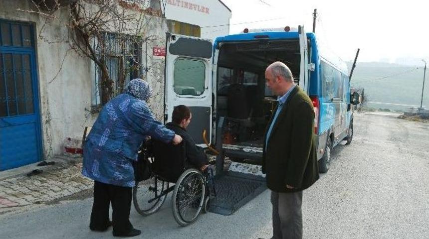Başakşehir'de Engelliler Sınava Özel Araçla Götürüldü