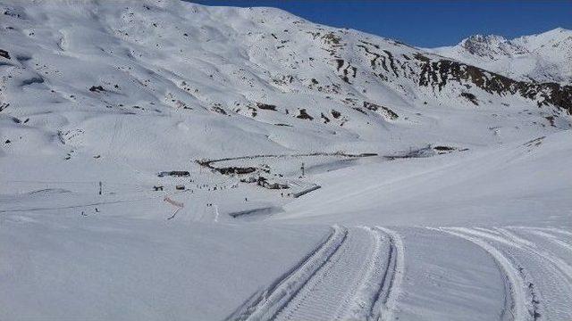 Hakkari 220 Rakımalı Merga Büte Kayak Merkezine 1 Metre Kar Yağdı