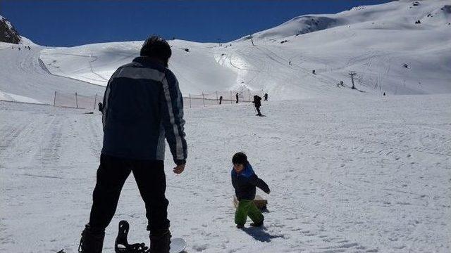 Hakkari 220 Rakımalı Merga Büte Kayak Merkezine 1 Metre Kar Yağdı