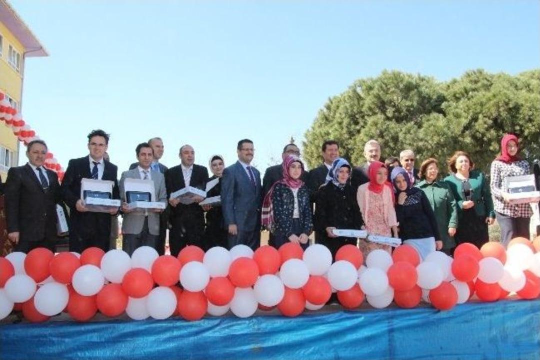 Nazilli&rsquo;de 295 Tablet &Ouml;ğretmen Ve &Ouml;ğrencilere Dağıtıldı