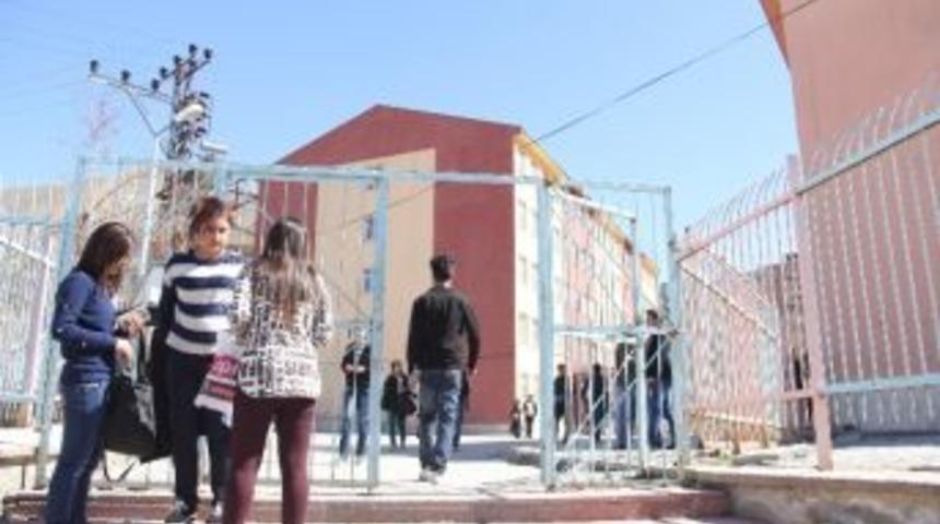 Hakkari&rsquo;de 9 Bin 600 &Ouml;ğrenci Ygs&rsquo;de Ter D&ouml;kt&uuml;