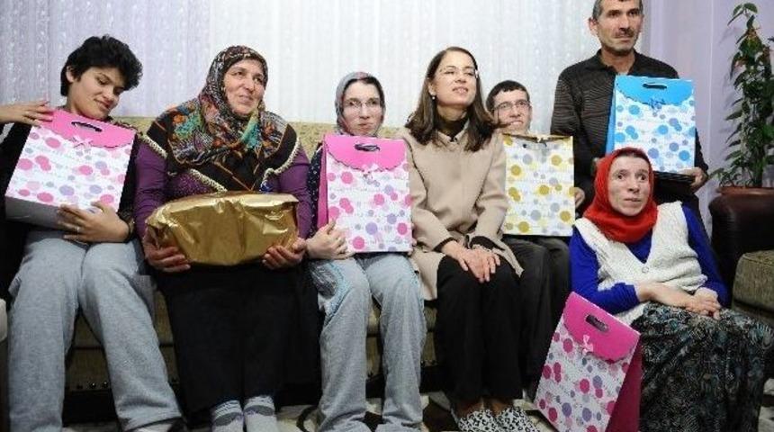 Bakan İslam Engelli D&ouml;rt &Ccedil;ocuğu Olan Aileyi Ziyaret Etti