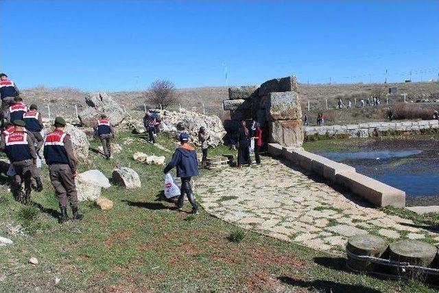 Jandarma Ve Öğrencilerden Su Ve Çevre Temizliği