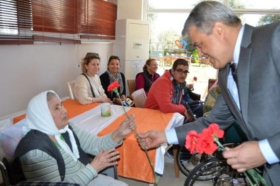 Edremit&rsquo;te Yaşlılar Haftasında Anlamlı Etkinlikler