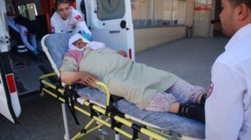 Yaşlı Kadın D&uuml;şerek Yaralandı