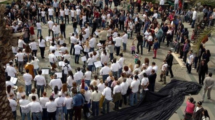 Antalyalı Sanat&ccedil;ılardan T&uuml;sak'a Kara &Ouml;rt&uuml;l&uuml; Protesto