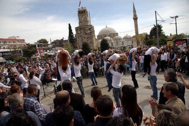 Antalyalı Sanatçılardan Tüsak'a Kara Örtülü Protesto