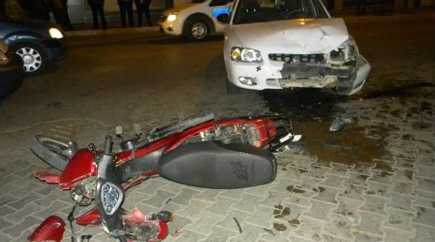 Motosiklet Otomobile &Ccedil;arptı:1 Yaralı