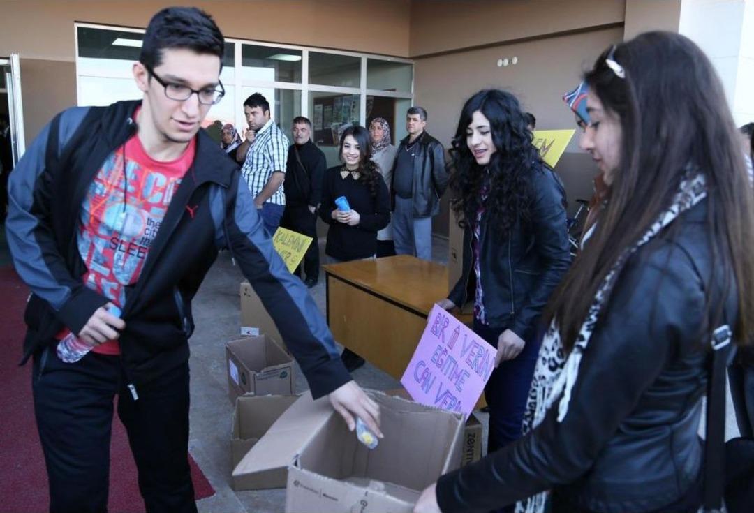 &Uuml;niversiteliler K&ouml;y &Ccedil;ocukları I&ccedil;in Kalem Topladı