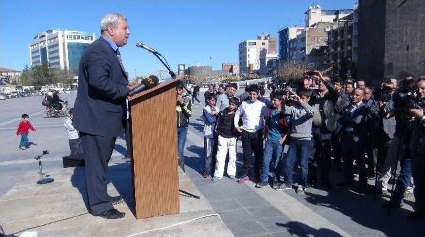 20 Kişiyle Miting Yaptı, Seçim Vaadinde Bulundu
