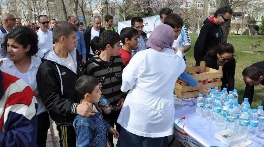 Konya'da Vatandaşlar Halk Sağlığı İ&ccedil;in Y&uuml;r&uuml;d&uuml;ler
