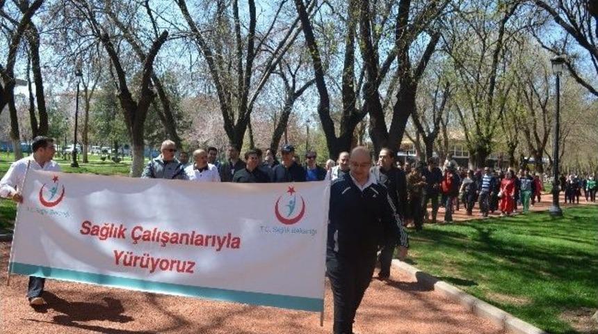 Sağlık &Ccedil;alışanları, Sağlıklı Yaşam İ&ccedil;in Y&uuml;r&uuml;d&uuml;