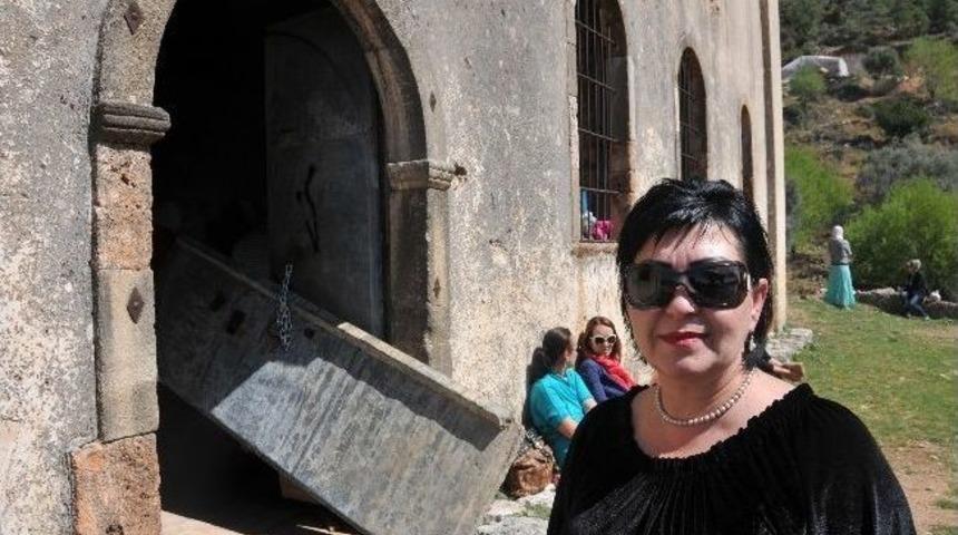 Alanya&rsquo;daki Ortodoks Kilisesinin Kapısını Kırdılar