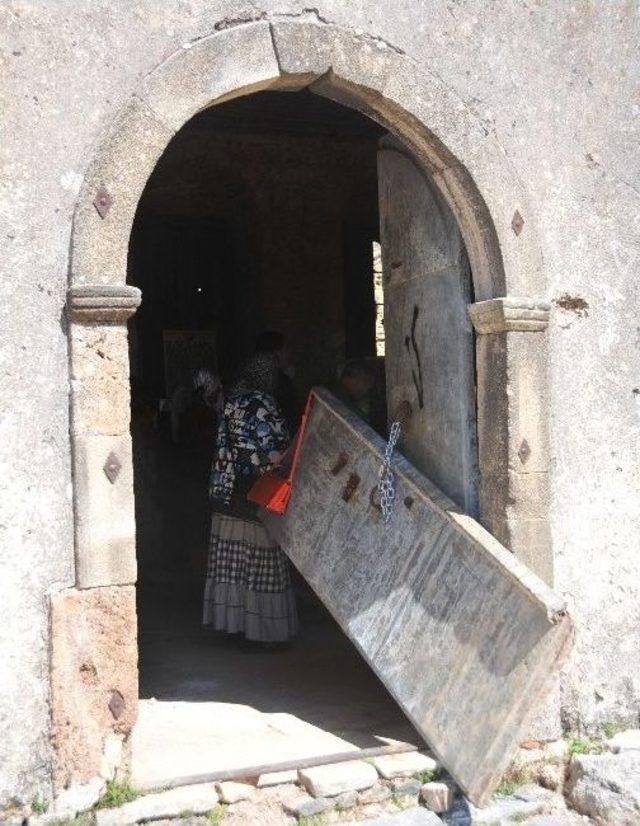 Alanya’daki Ortodoks Kilisesinin Kapısını Kırdılar