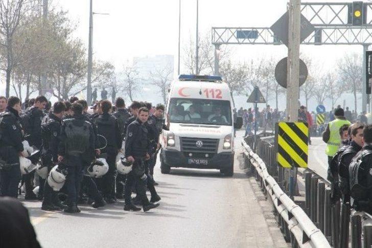 Nevruz Kutlamalarında Yüksekten Düşen Polis Yaralandı G3