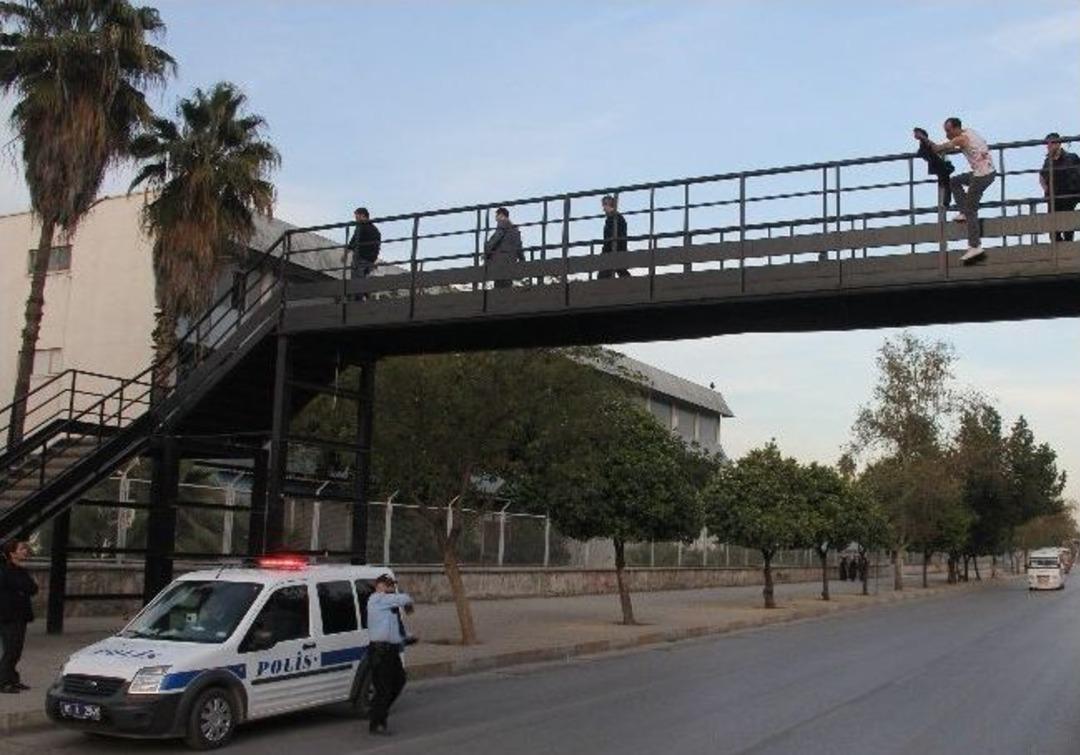 Polis Y&uuml;z&uuml;nden &Ouml;lmek İstedi Polis İkna Etti