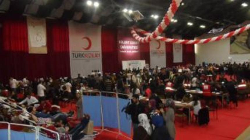 Bir g&uuml;nde 1453 &uuml;nite kan toplandı