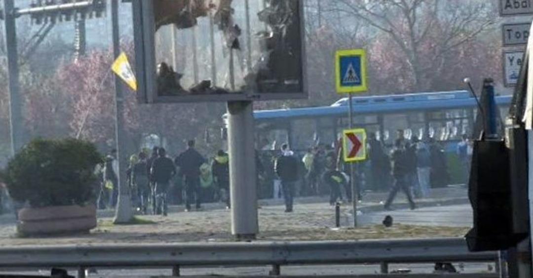 G&ouml;stericiler &Ouml;zel Halk Otob&uuml;s&uuml;n&uuml; Taşladı
