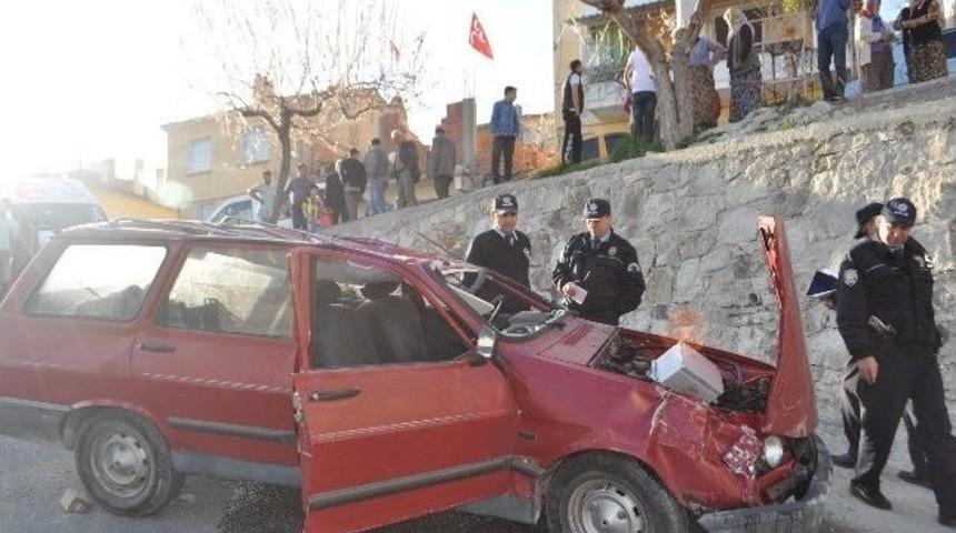 Demirci&rsquo;de Trafik Kazası: İki Yaralı