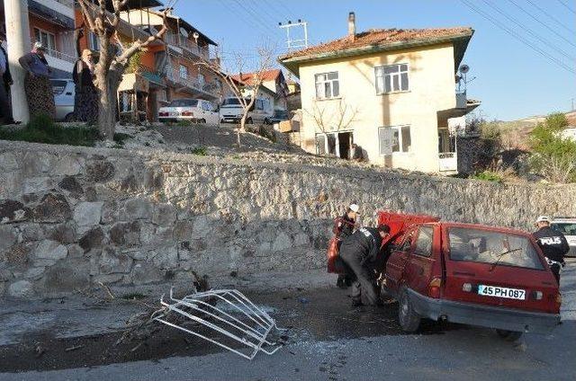 Demirci’de Trafik Kazası: İki Yaralı