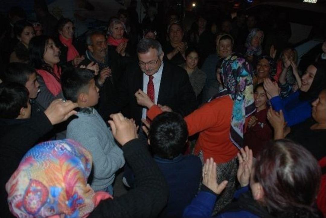 G&uuml;lşen, Afet Evlerinde Halka Seslendi