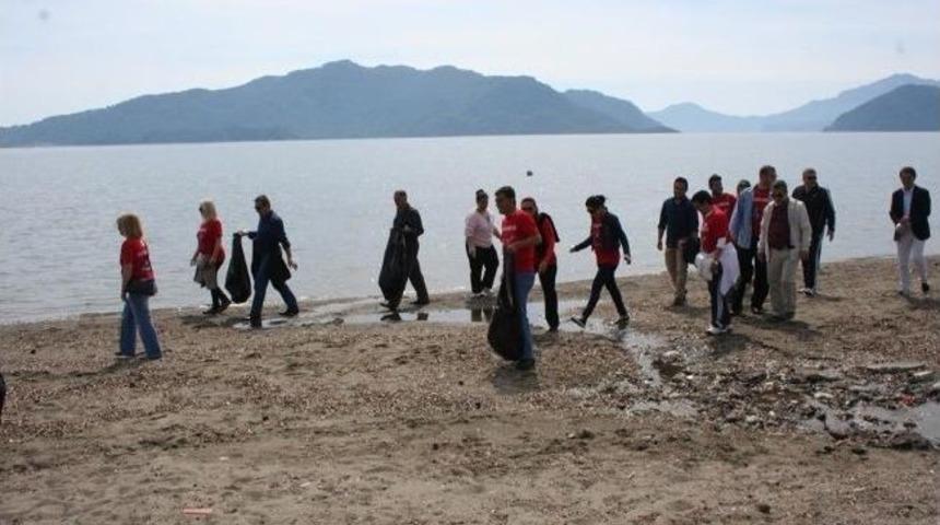 Dp'nin Marmaris Adayı Karacan, &Ccedil;evre Temizliğine Dikkat &Ccedil;ekmek İ&ccedil;in &Ccedil;&ouml;p Topladı
