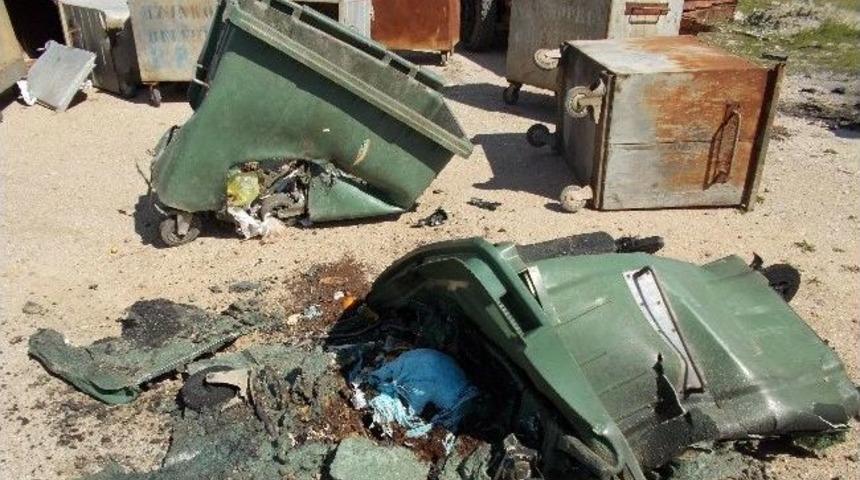 Parkları, Konteynırları Ve Bankları Yaktılar